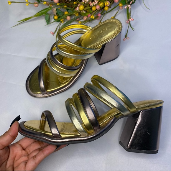 Farm Rio Block Heel Slide Sandal Womens Shoe
Metallic Gold Silver Size 6 - Picture 6 of 15